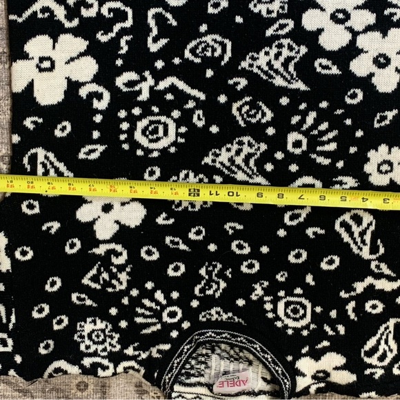 Vintage 80’s ADELE Acrylic Black & white Geometric Flower Sweater - Picture 12 of 14